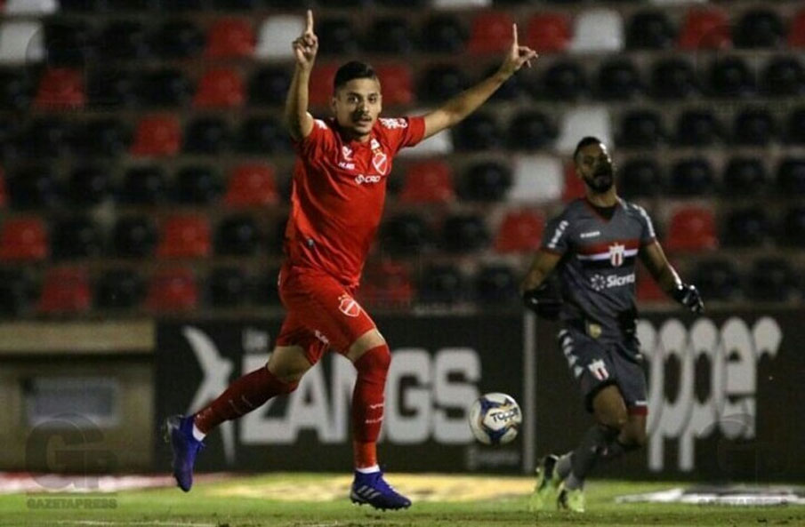 Neto Moura comemora o gol da vitoria do Vila Nova.