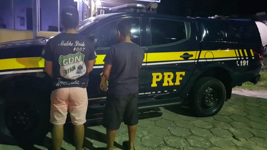 Homens foram presos transportando bebida alcoólica sem nota fiscal. Foto: Ascom PRF.