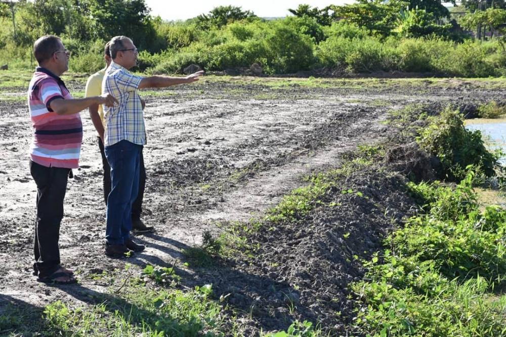 Prefeito Chico Vigário em visita a terreno onde será construído espaço de esporte e lazer.