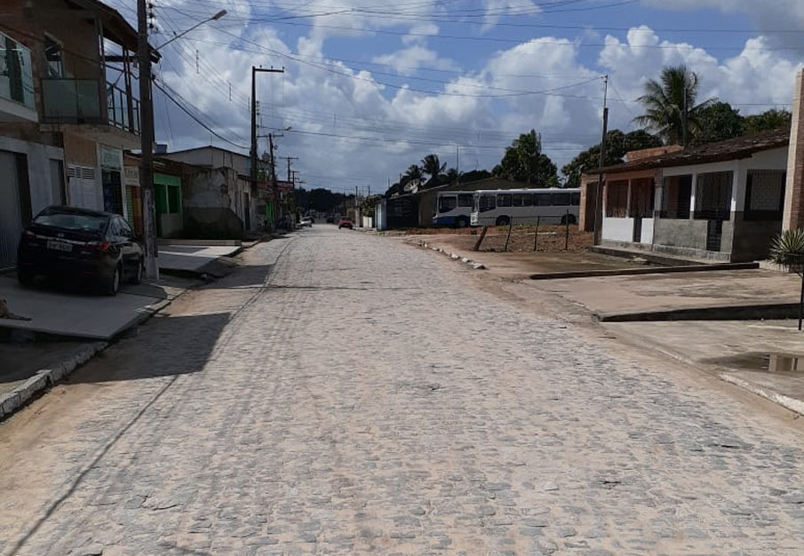 Asfalto na principal Avenida do Distrito Branca vai melhorar a trafegabilidade na região.