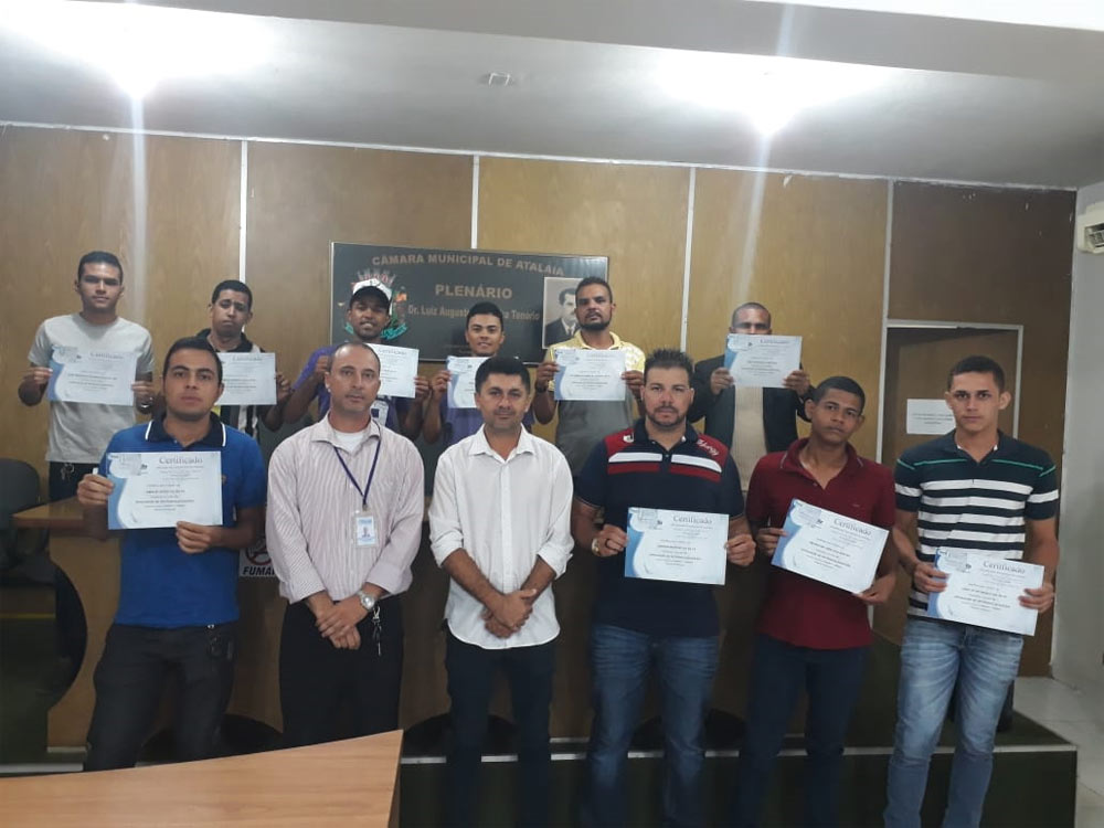 Entrega dos certificados do curso de Máquinas Pesadas em Atalaia.