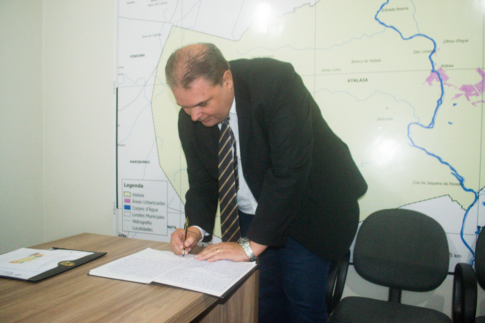 Fabrício Torres assina o termo de posse como vereador do município de Atalaia.