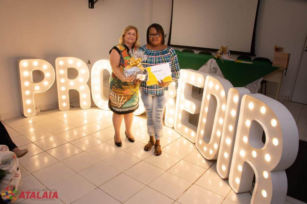 Primeira-Dama Rosiane Vigária entrega certificado a aluna concluinte.