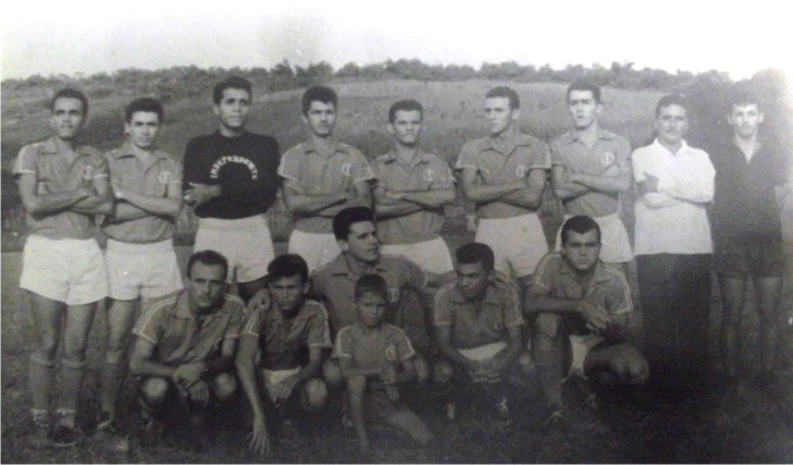 Fotografia tirada em 06 de janeiro de 1960 - data de fundação do Independente - Em pé da esquerda para a direita: Jalon, Zé do Pedrinho, Zé Humberto, Cardênio, Carlinhos, Aloísio, Cleber, Zé Correia e Lula. Agachados: Zé Hugo, Getúlio Leite, Airton, Ronal