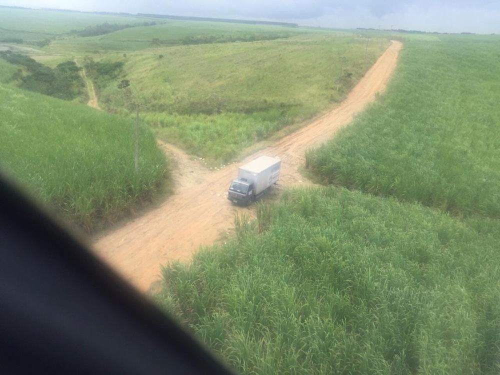 Caminhão furtado da prefeitura foi localizado em estrada vacinal em Atalaia, Alagoas — Foto: Grupamento Aéreo/Divulgação 