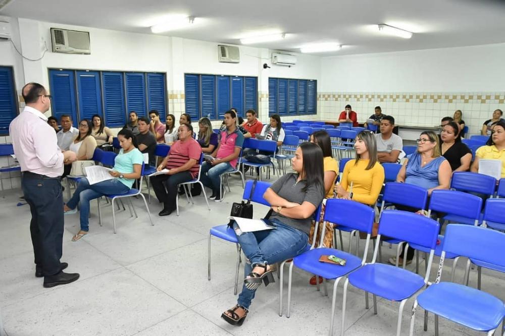 Curso de Capacitação está sendo realizado no Auditório da Escola Estadual Floriano Peixoto.