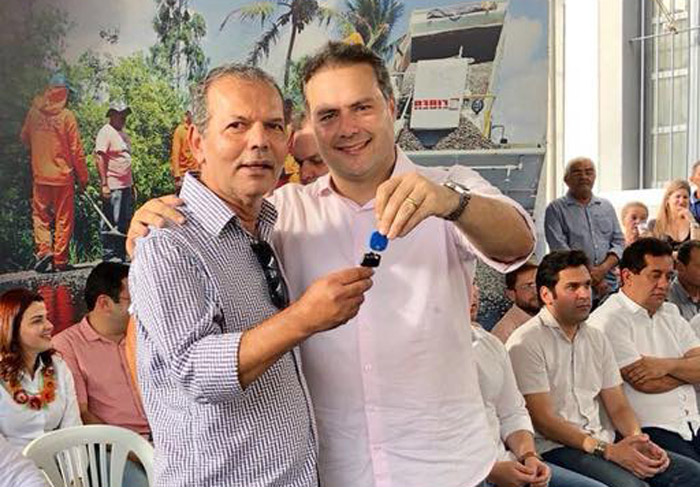 Prefeito recebe chaves das mãos do Governador