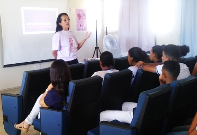 Projeto de Lei nº 01/2018, de autoria da vereadora Janaína do Cal, que instituiu o “Agosto Lilás e Maria da Penha vai à Escola”.