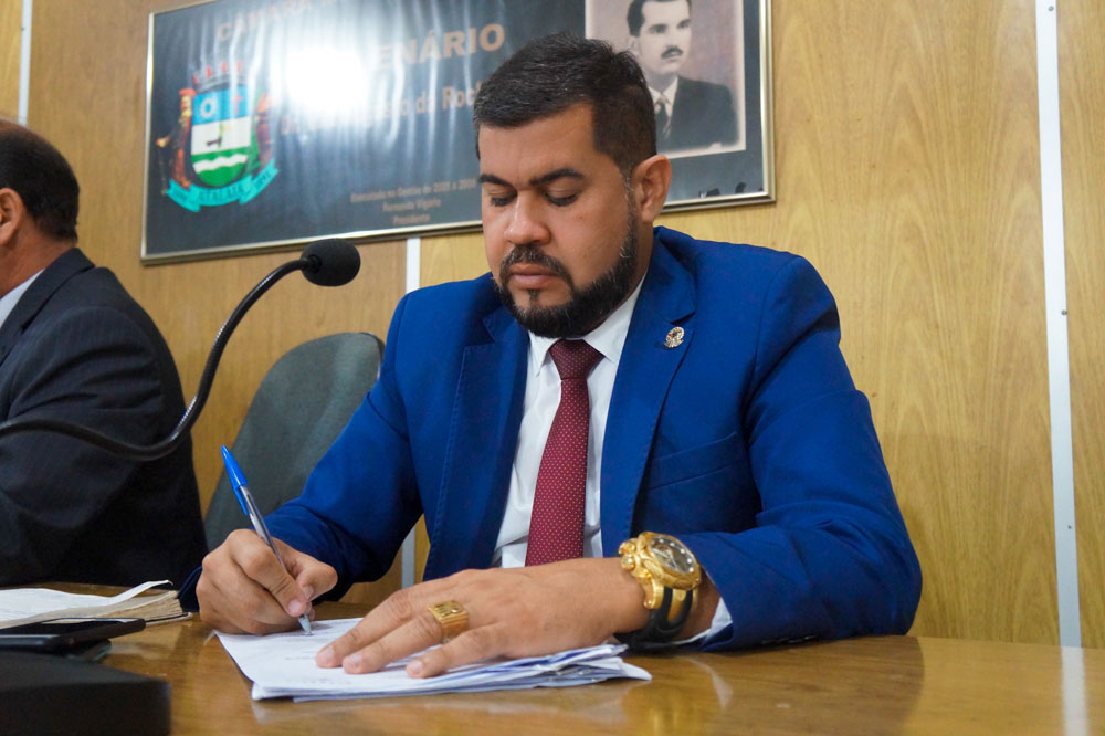 Vereador Marcos Rebollo volta a apresentar Indicação da construção de um abrigo para o taxi e mototaxi.