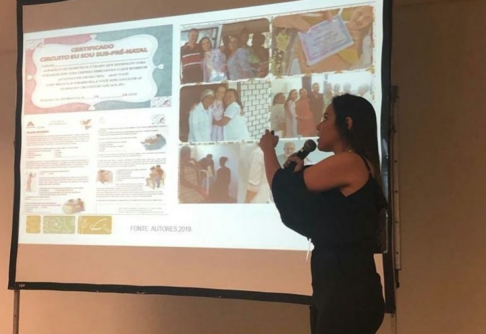 Enfermeira Mara Gabriela apresentando a experiência exitosa em Atalaia, na 16ª Mostra Brasil Aqui Tem SUS.