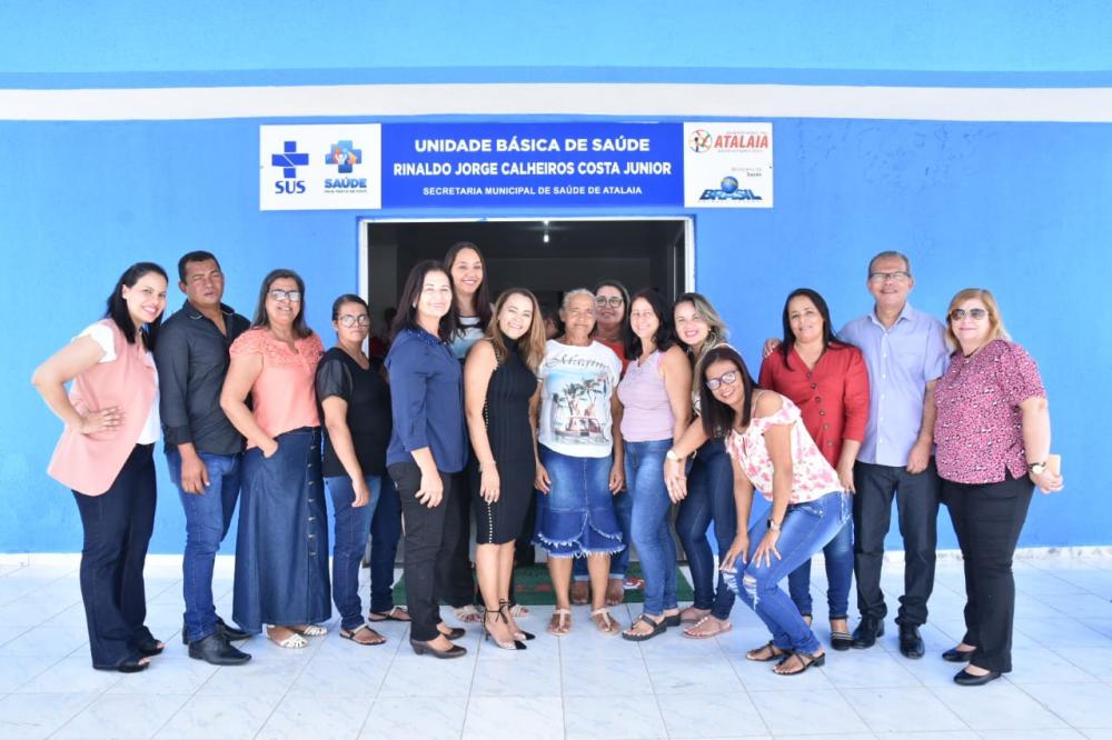 Prefeito Chico Vigário e primeira-dama Rosiane Vigário ao lado da equipe da UBS José Paulino. Foto: ASCOM Atalaia / Alberto Vicente