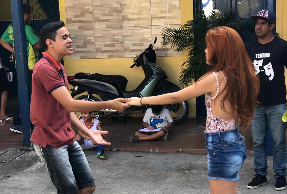 Foto mostra um dos ensaios do Grupo Atuar, sob a direção atenta de Dola Rocha.