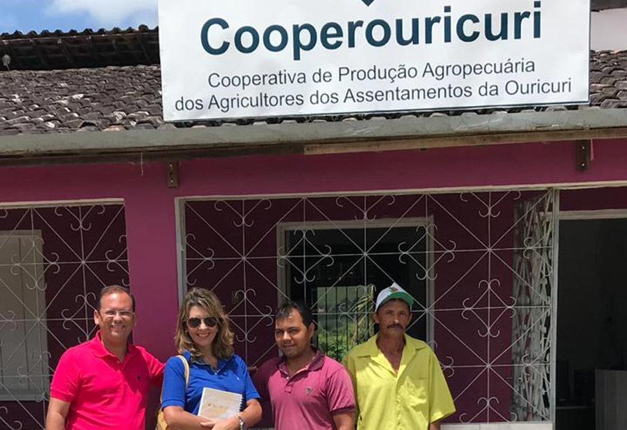 Vereador Alexandre Tenório e assessora de projetos Simone Marques em visita a Cooperouricuri.