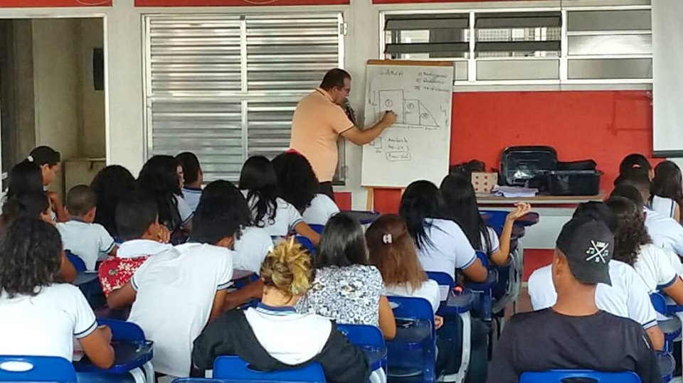 O professor e secretário de educação, Anilson Júnior, ministrou conteúdos de matemática.