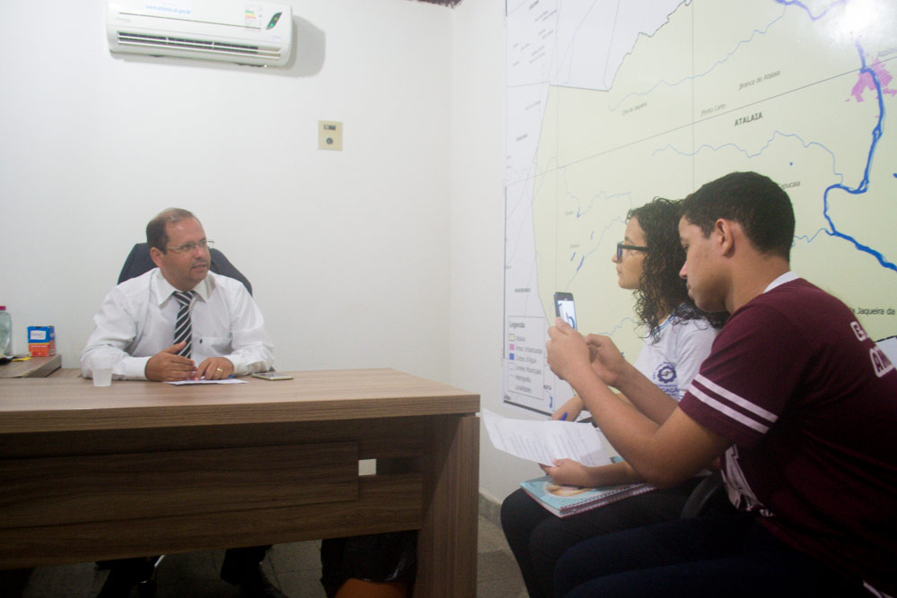 Presidnete da Câmara de Vereadores de Atalaia é entrevistado por alunos da Escola Municipal Antônio Amâncio.