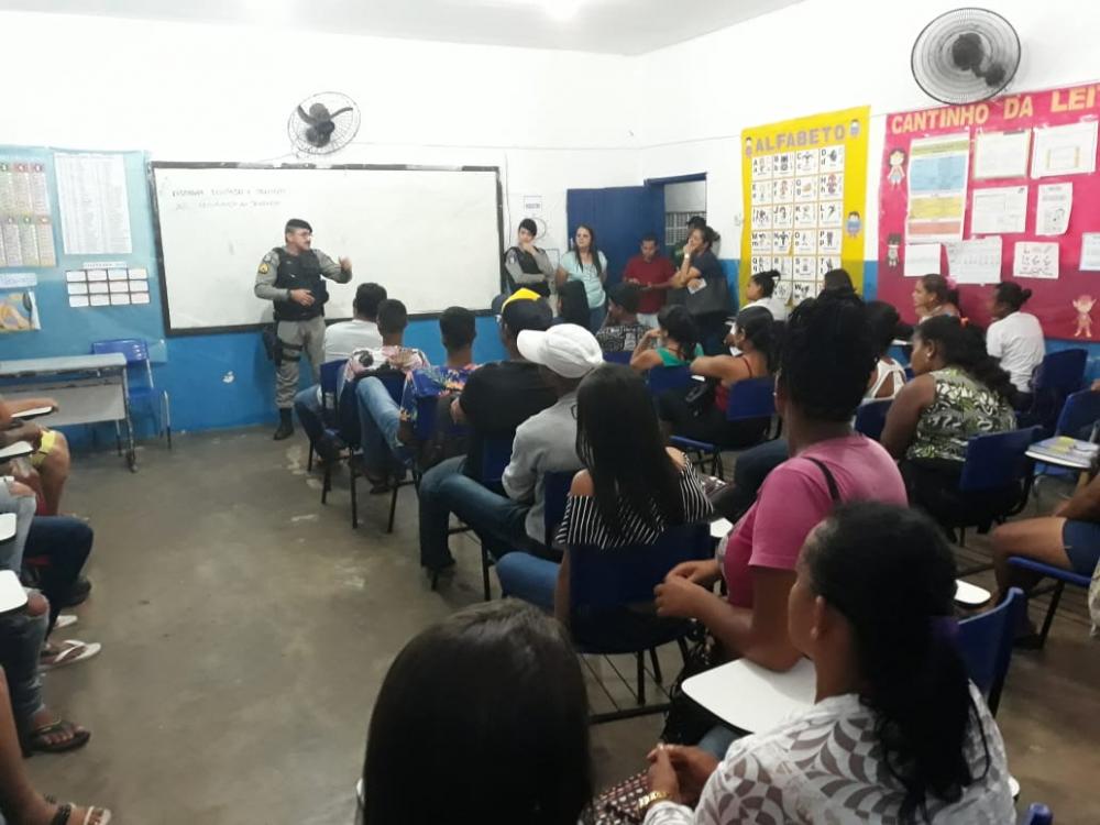 4ª Companhia da PM ministra palestra na Escola Municipal Jabes Francisco.