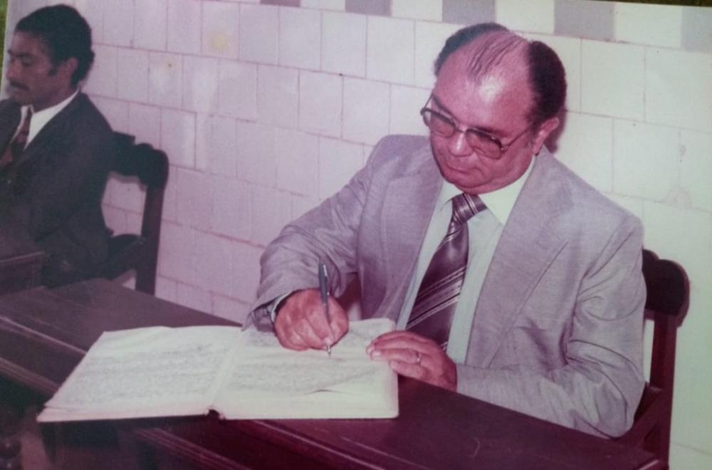 Vereador Vicente de Freitas Neto assinando livro de ATAs durante sessão da Câmara Municipal de Atalaia. 