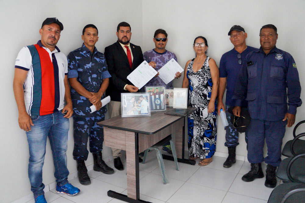 Em seu gabinete, o vereador recebeu guardas municipais e pensionista.