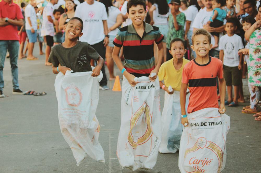 Alegria das crianças em evento promovido especialmente para elas.