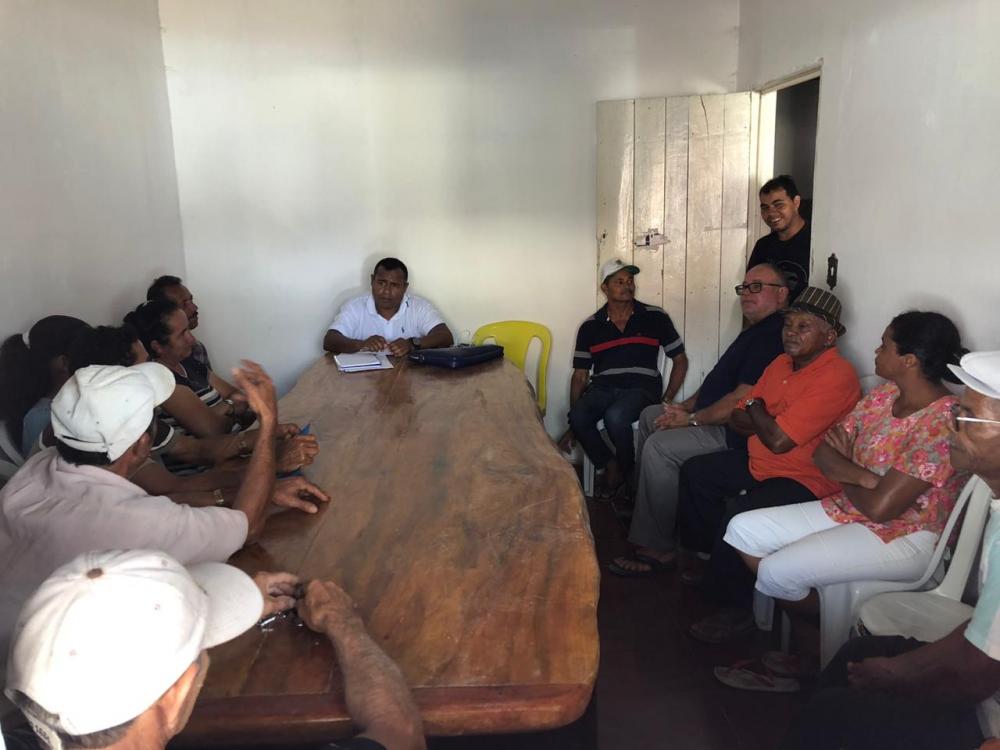 Secretário Geraldo Valdevino em reunião com agricultores da região.