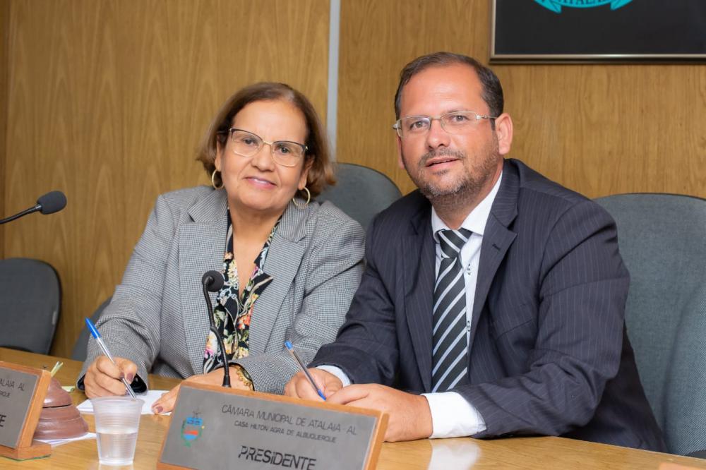 Vereadora Maria da Comesa e presidente Alexandre Tenório.