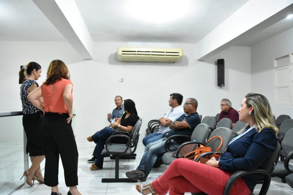 Reunião foi realizada no prédio da Câmara Municipal.