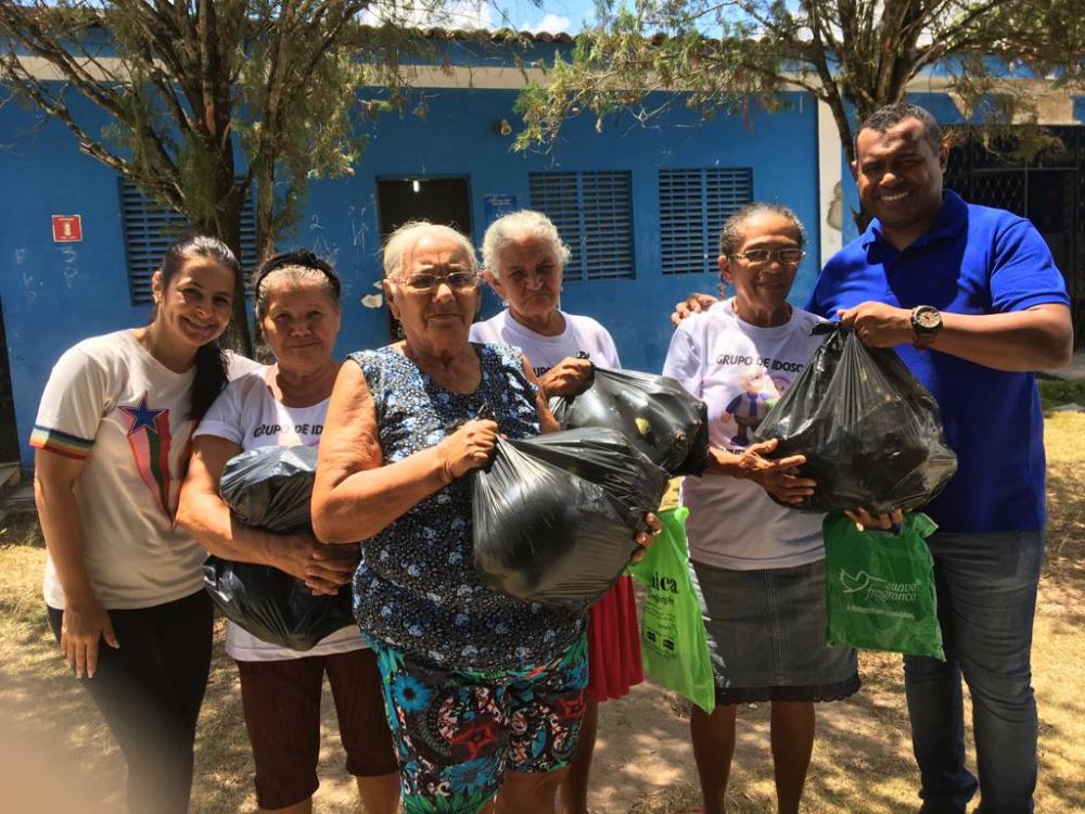 Secretária de Assistência Social, Crislannie Medeiros e o secretário de Agricultura, Geraldo Valdevino, participaram da entrega.