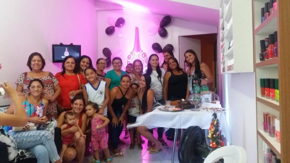 Um ambiente mais atrativos e aconchegante, que associa o simples ato de fazer as unhas a um momento de relaxamento e descontração.