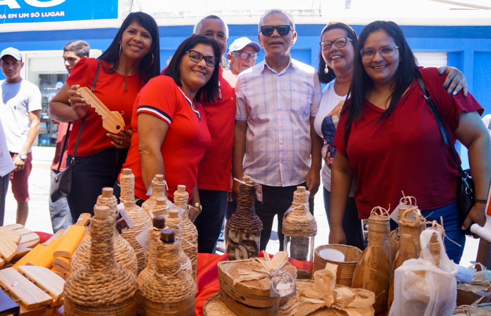 Prefeito Chico Vigário visita a barraca de exposição da Escola Municipal Francisco de Albuquerque Pontes.