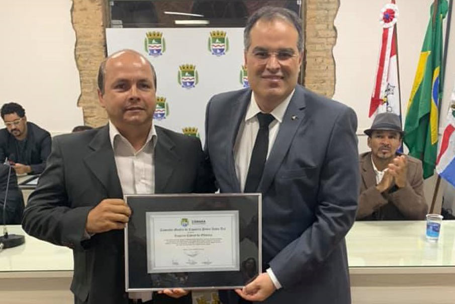 Mestre Pavão recebe Comenda das mãos do vereador Samyr Malta.