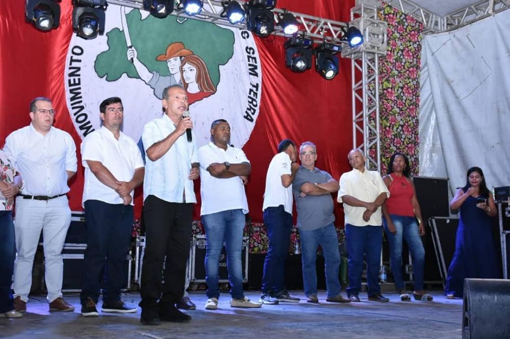 Prefeito de Atalaia prestigia a 1ª Feira da Reforma Agrária.