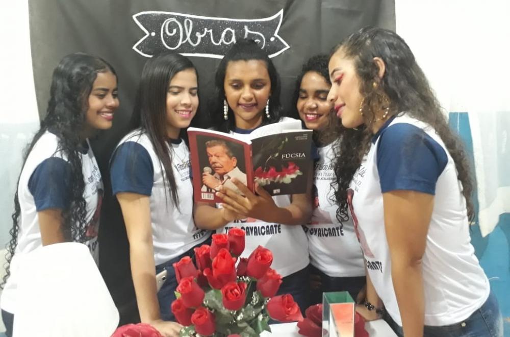 Turma do 9º ano homenageou o escritor Tito Cavalcante de Alencar.