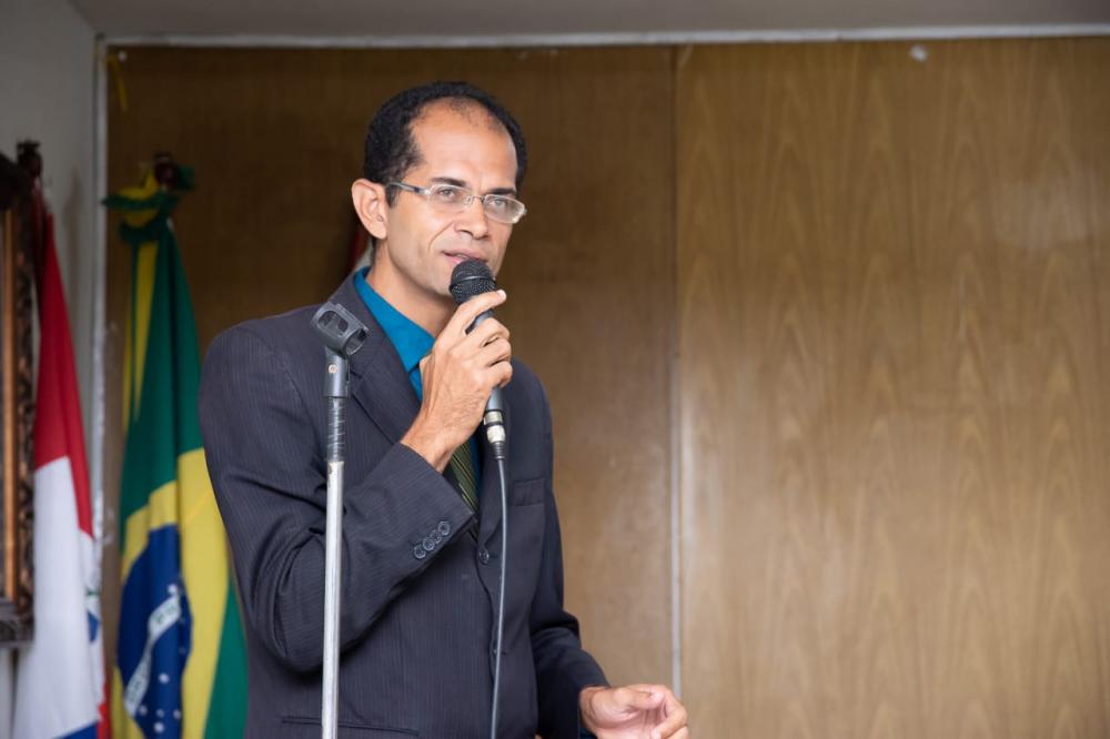 Vereador Ricardo Calheiros fazendo uso da Tribuna da Câmara Municipal de Atalaia.