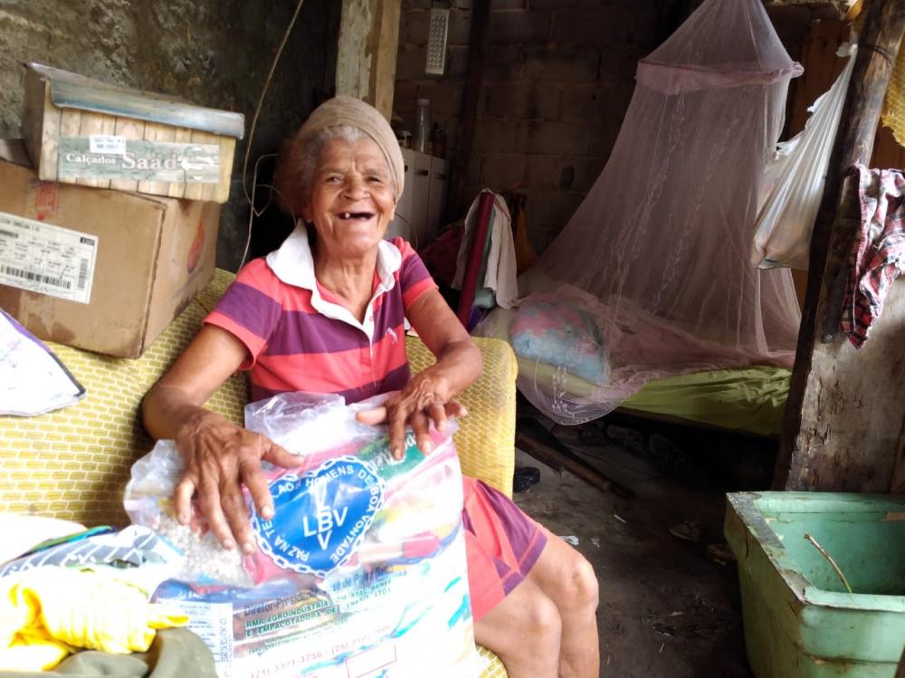 Famílias de Atalaia assistidas pela LBV no Natal.