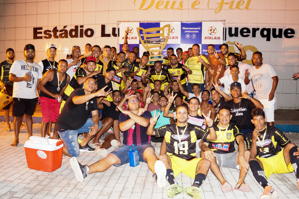 Vereador Toni Barros festeja com os jogadores do Vira Copos, mais uma conquista da 1ª Divisão.