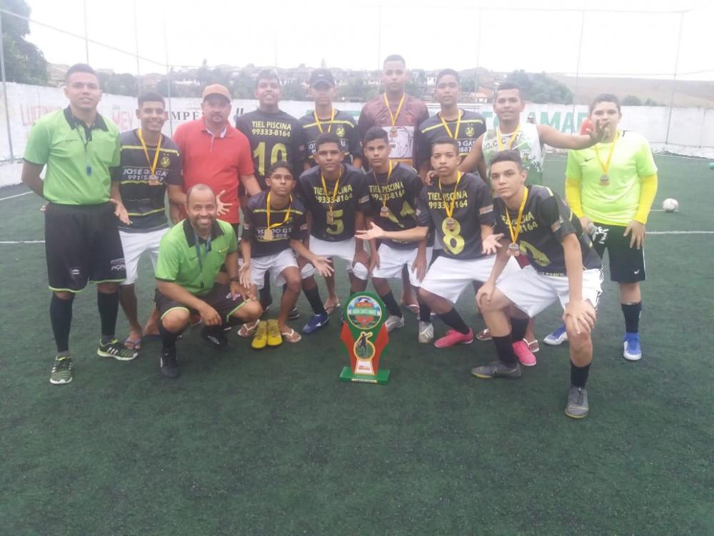 Vereador Quinho do Portão participa da entrega dos troféus aos campeões e vice-campeões. 