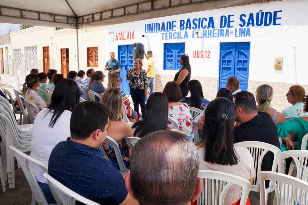 Vereadora Maria da Comesa discursa durante a inauguração da nova UBS do Jenipapeiro.