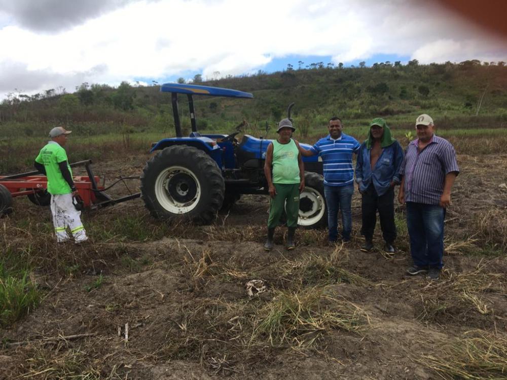 Máquina da Infraestrutura inicia a preparação da terra no Assentamento Mosquito, em Atalaia.