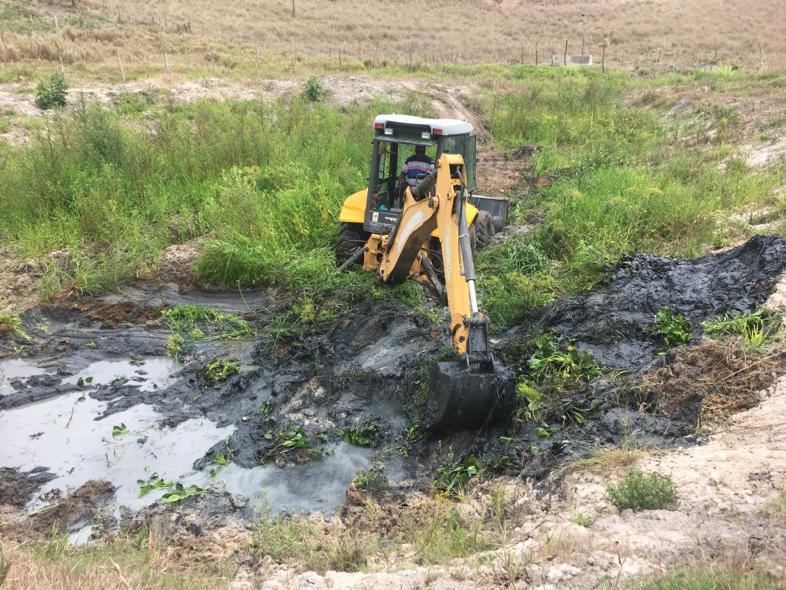Máquina da Infraestrutura realiza a limpeza de barragens.
