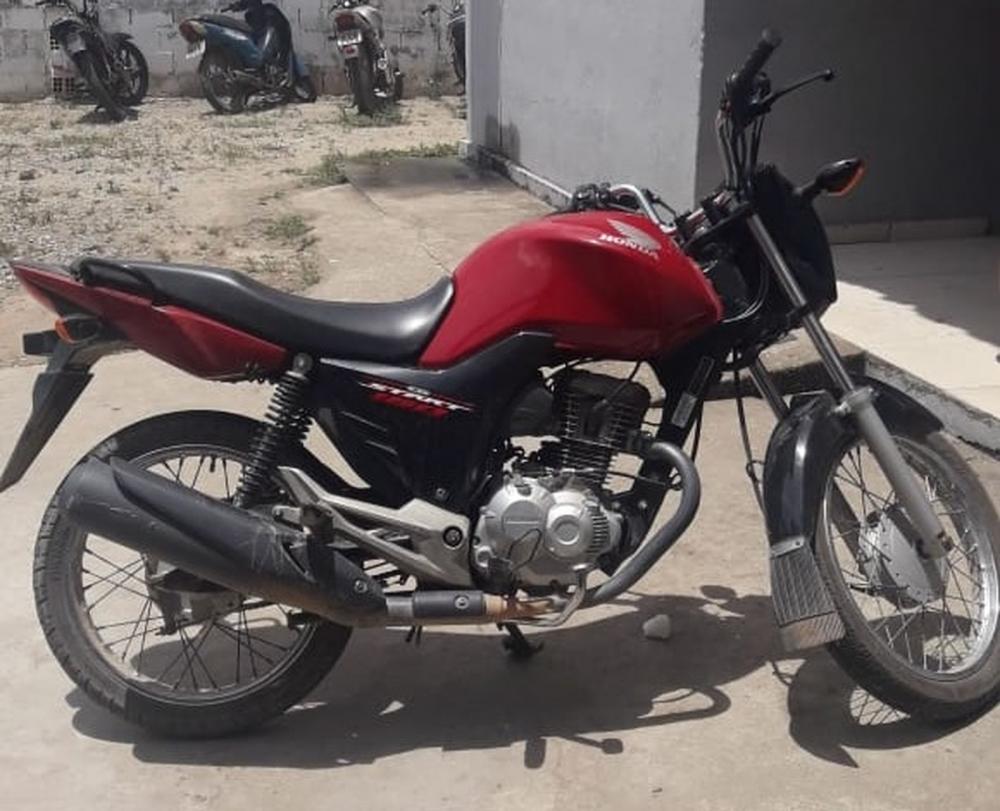 Moto levada da vítima foi apreendida com adolescentes em Atalaia, Alagoas — Foto: Divulgação/4ª Companhia Independente.