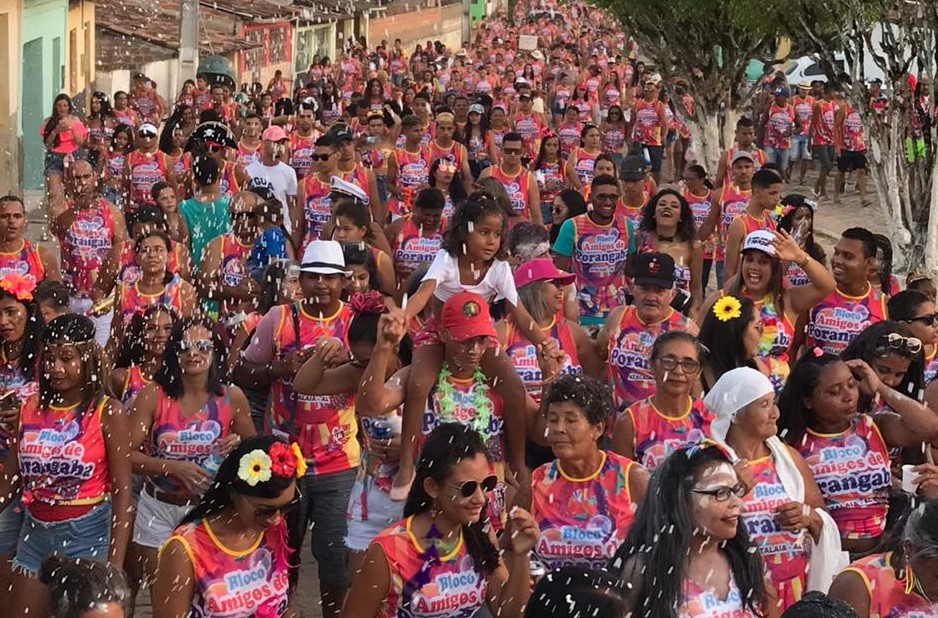 Grande multidão acompanha o Bloco Amigos de Porangaba.