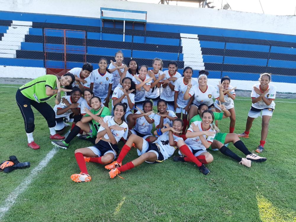 Meninas do Sport Atalaia comemoram a grande vitória.