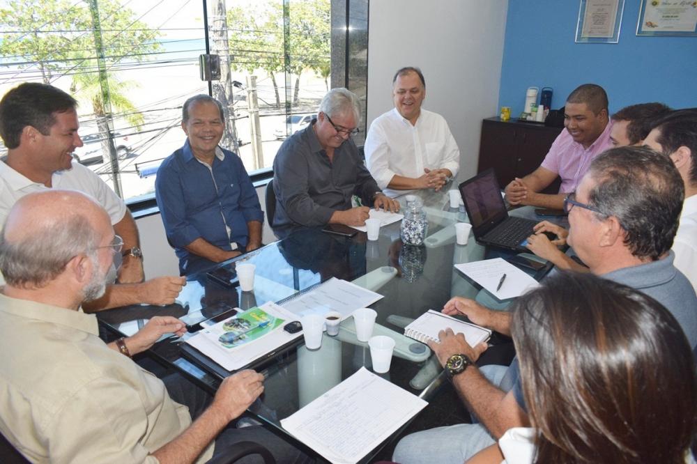 Prefeito Chico Vigário participa de encontro na sede do Iteral.