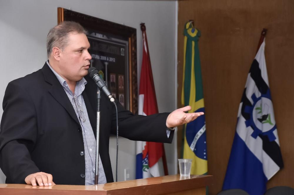 Vereador Fabricio Torres durante a sessão desta terça-feira (10). Foto: Alberto Vicente