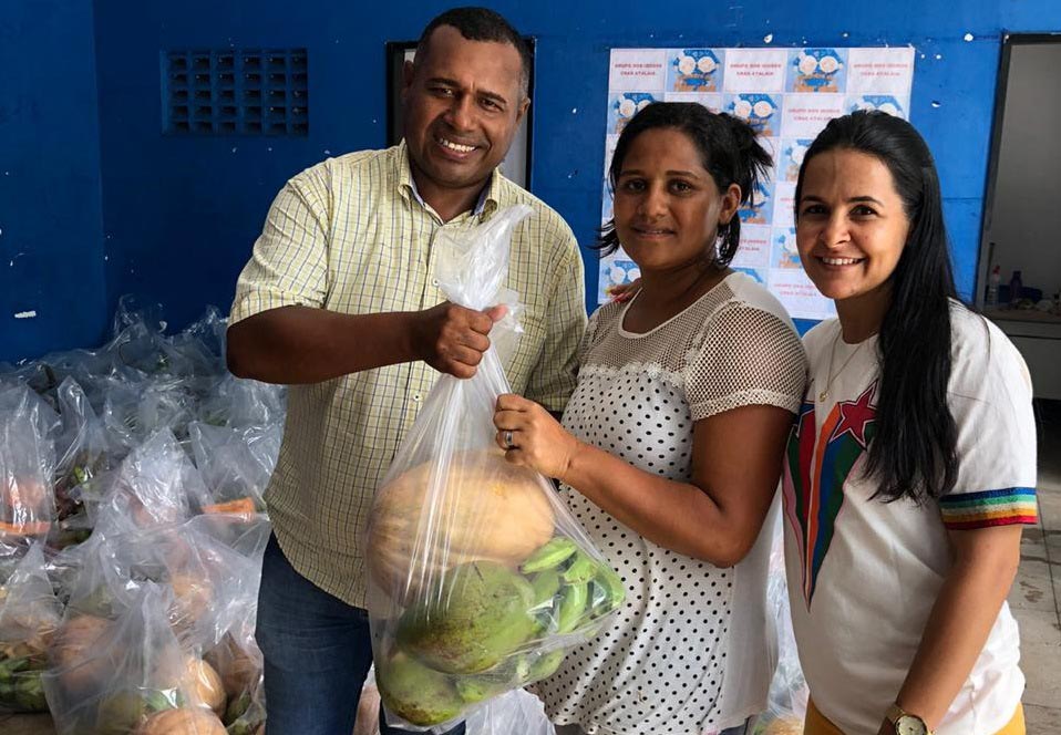 Produtos do PAA são entregue às famílias assistidas pelo CRAS Atalaia.